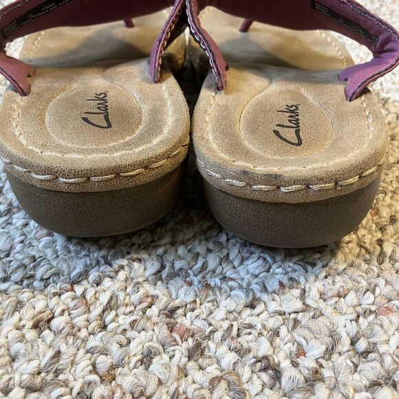 Clarks Womens Thong Sandals Size 7 M Pink Studded Leather Low Wedge Slip On - Picture 7 of 11